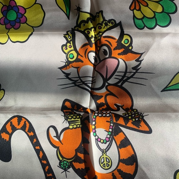 Super fun silk scarf from Moschino - Picture 4 of 8